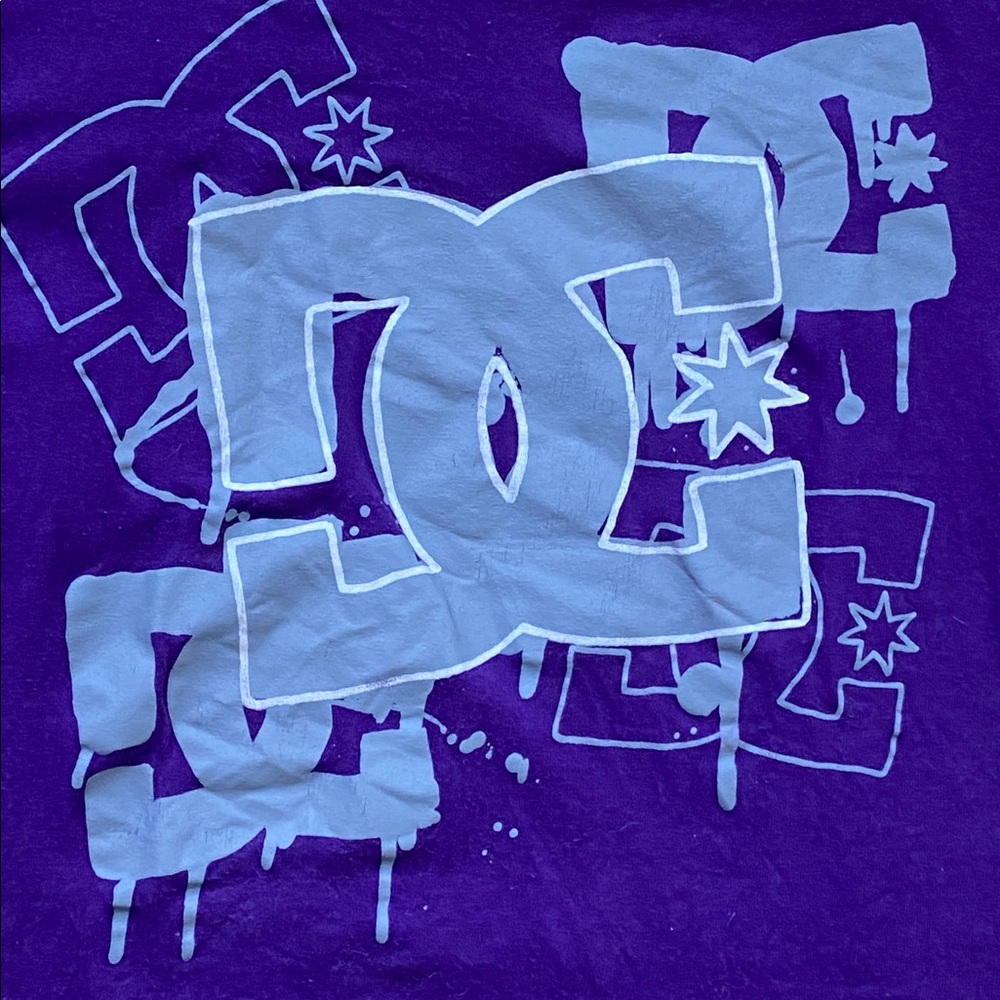 SOLD ‼️2 FOR $28 | Early 2000s DC Purple Graphic Tee - Picture 4 of 6